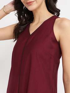 Vestido midi sin mangas con cuello en V, línea A, color sólido, ajuste holgado, informal, de poliéster tejido, vestido elegante para mujer. - Product Image 4