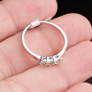 Vente en gros - Bague en or blanc massif 14 carats avec diamant naturel rond - Trois pierres serties - Bijoux fins - Memoria Jewels - Product Image 6