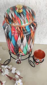 Distributeur d'eau à motif géométrique coloré avec couvercle en cuivre et tasse assortie sur support - Product Image 4