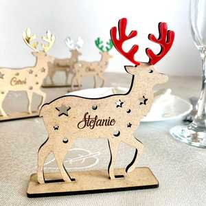 Ornement de Noël personnalisé en forme de cerf, décor de fête en bois découpé au laser, décoration circulaire avec scène forestière - Product Image 1