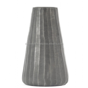 Grand vase en métal en aluminium martelé argenté - Product Image 2
