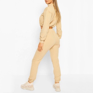Ensemble de survêtement pour femme, très demandé, comprenant un sweat à capuche oversize personnalisé et un short de survêtement longueur genou, idéal pour le sport, le streetwear et les joggings - Product Image 3