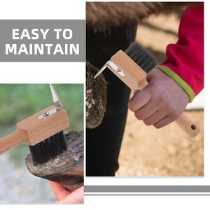 Brosse à sabots pour chevaux avec manche en bois – Outil fiable pour le nettoyage des sabots, prise en main confortable, outil de toilettage pour la ferme, pics de toilettage - Product Image 6