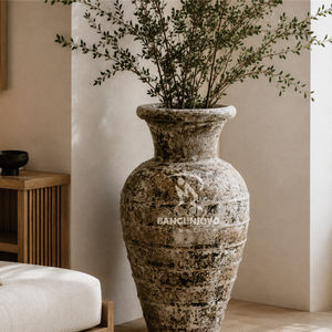 Florero de Mimbre Bellamente Tallado, Duradero y Ecológico, Perfecto para Hogares Tropicales, Villas y Casas de Campo - Product Image 3