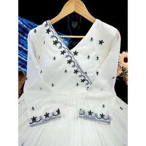 ชุดเดรสแฟชั่นผ้าจอร์เจียปักลายพื้นสีขาว - Product Image 3