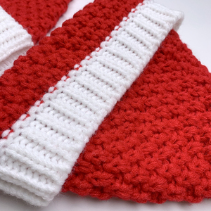 Bonnet de Noël en tricot rouge avec pompon et revers blancs pour Noël - Product Image 4