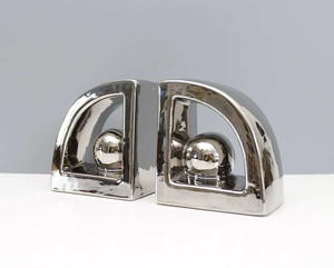 Serre-livres en métal durables pour les étagères de la chambre des enfants, avec des formes amusantes pour maintenir les livres d'histoires et les bandes dessinées debout et en sécurité - Product Image 1