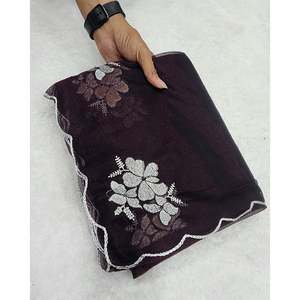 Sari de seda de sarga elegante con bordado y blusa sin coser, color vino - Product Image 1