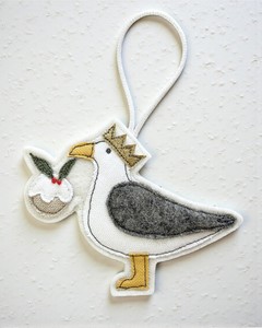 Décoration murale artisanale en forme d'oiseau avec zari, feutre et broderie – Thème côtier pour la maison et la chambre d'enfants - Product Image 1