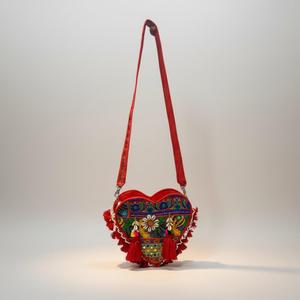 Bolso bordado con forma de corazón - Product Image 1