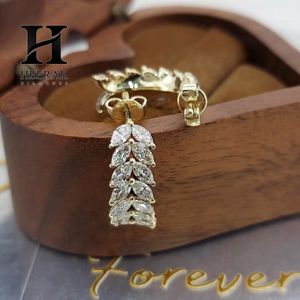 Pendientes de Oro de 14K con Diamantes de Corte Marquesa en Forma de Hoja, Fabricante de Joyería Fina de Lujo - Product Image 3