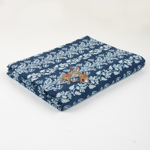Tissu en coton bleu indigo à imprimé floral au mètre, tissu indien imprimé à la main au bloc, teinture végétale naturelle pour la couture - Product Image 3