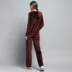 Ensemble de survêtement durable pour femmes avec logo personnalisé, séchage rapide, évacuation de l'humidité, idéal pour les clubs, les équipes et les groupes d'entraînement - Product Image 4