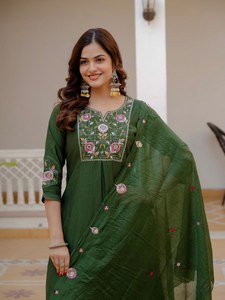 Conjunto de Kurti y Pantalón Bordado Premium con Detalles Hechos a Mano – Colección Étnica Indo-Occidental - Product Image 4