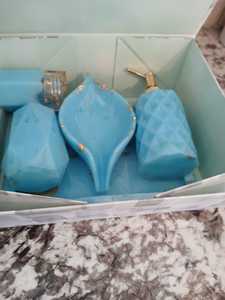 ชุดอุปกรณ์ห้องน้ำเรซิ่นทำมือรักษ์โลก พร้อมถาด แก้ว และที่วางลายเกล็ดทอง - Product Image 4