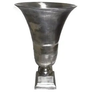 Jarrón de Flores de Hierro Hecho a Mano de Primera Calidad, Pieza Decorativa de Lujo para Hogares de Diseño, Hoteles Boutique, Restaurantes de Alta Cocina y Resorts - Product Image 1