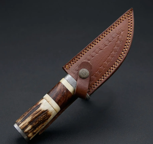 Couteau de chasse artisanal en acier Damas avec manche en corne de cerf et bois |   Couteau de camping extérieur personnalisé avec étui en cuir - Product Image 2