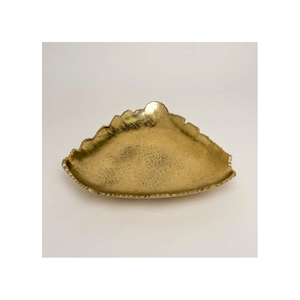 Bandeja Decorativa Triangular Abstracta de Lujo en Dorado con Borde Desgarrado Orgánico, Centro de Mesa Elegante con Acabado en Latón para Decoración - Product Image 1