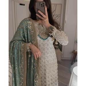 ชุดเสื้อและกางเกงปักลายดีไซเนอร์ประดับด้วยหิน พร้อมผ้าคลุมไหล่ สีเขียวมิ้นท์ ทรงเอวธรรมชาติ - Product Image 6