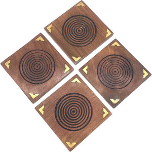 Ensemble de sous-verres en bois avec motif circulaire en laiton |   Sous-verres en bois de sheesham faits à la main |   Décoration de table artistique - Product Image 1