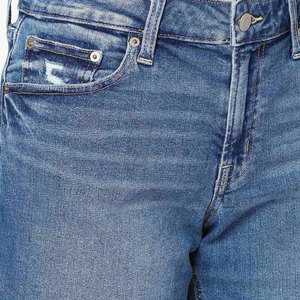Shorts en jean coloré à coupe basse avec effet vieilli prononcé pour un style affirmé, et shorts taille haute coupe mom avec délavage vintage - Product Image 6