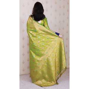 Écharpe en soie douce Banarasi Jaal verte Elite Weaves 650g avec des fils d'or Zari Meenakari tissés sur un sari - Product Image 4