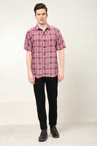 Elegante Camisa de Hombre Color Granate con Estampado Geométrico en Poliéster, Corte Regular, Cuello Clásico y Mangas Cortas para Uso Casual - Product Image 3