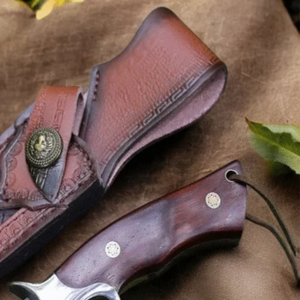 Cuchillo de caza profesional hecho a mano en Damasco con hoja de acero estampado, mango de madera, protector metálico resistente y funda de cuero. - Product Image 2