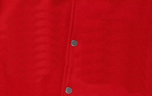 เสื้อแจ็คเก็ตเลตเตอร์แมนผู้ชายสุดเท่ ดีไซน์สีแดงและเหลืองสะดุดตา ผลิตจากผ้าโพลีเอสเตอร์ผสมฝ้าย โดดเด่นในฝูงชน เหมาะสำหรับลุคสปอร์ต - Product Image 4