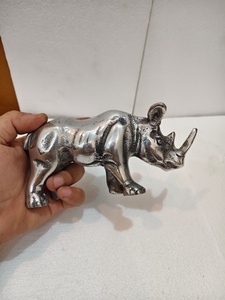 Figurine de rhinocéros en argent poli, sculpture d'animal détaillée, décoration de table de luxe, art animalier, cadeau pour la maison - Product Image 2