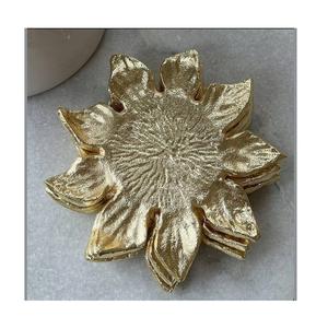 Posavasos o tazas de té personalizadas de aluminio y latón de alta calidad en forma de girasol, color oro marfil. - Product Image 1