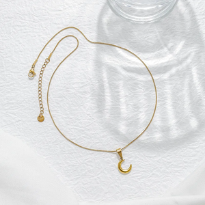 สร้อยคอจี้รูปพระจันทร์สำหรับผู้หญิง ทำจากสแตนเลส 304 ชุบทอง 18K พร้อมสายโซ่แบบงู กันน้ำ - Product Image 3