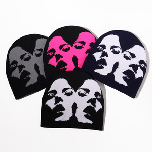 Gorro unisex naranja con diseño multicolor, estilo urbano, gorro de punto cálido para invierno, ropa informal para adultos, hecho por TRIOTAKE INDUSTRY - Product Image 3