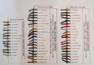 Cordón de cuero azul claro hecho a mano hallazgos de joyería de forma plana redonda tamaños 3mm-8mm con acero de cobre y Perla - Product Image 2