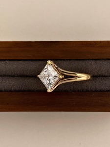 แหวนหมั้นเพชรทรงปรินเซสคัท 3 กะรัต ดีไซน์หรูหรา ทองคำขาว 14K ได้รับการรับรองจาก IGI ของขวัญสุดหรูสำหรับเจ้าสาวสไตล์มินิมอล - Product Image 2