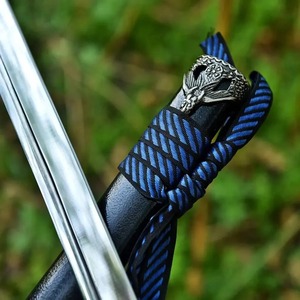 Katana japonais de samouraï, lame bleue, manche enveloppé, finitions argentées - Product Image 3