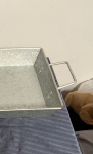 Plateau de service rectangulaire en métal galvanisé avec poignées, côtés profonds et droits, rebords en métal plié, construction rivetée - Product Image 4