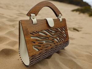 Sac à main rectangulaire fait main pour filles, accessoires de fête avec fermeture magnétique et chaîne latérale, par Universal Overseas - Product Image 2