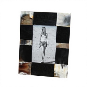 Cadre photo en os de corne poli, matériau organique, écologique, fait main, forme naturelle, design imitation antique, pour table ou mur - Product Image 5