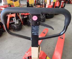 Transpaleta de perfil bajo usada – Horquillas extra bajas de 2.5 toneladas disponibles a bajo precio - Product Image 6