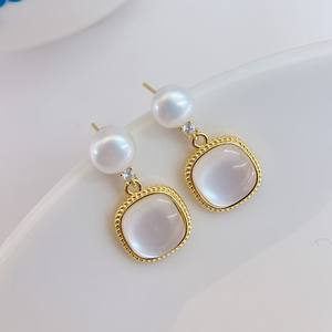 ต่างหูมุกน้ำจืดสไตล์ฝรั่งเศสย้อนยุค ดีไซน์สวยหรู ใช้งานได้หลากหลาย แฟชั่นใหม่สำหรับผู้หญิง - Product Image 5