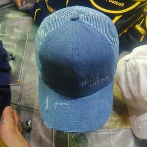 Il s'agit de casquettes de camionneur à imprimé graphique, potentiellement de la marque Snap City ou Brim Caps. - Product Image 4