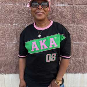 Chemise en jersey athlétique noir AKA pour femmes, haut à col rond premium brodé de lettres grecques - Product Image 2