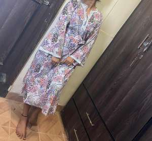 Robe longue en coton écologique à col en V et motif floral, idéale pour la plage, les soirées et la mode – Collection Tendance - Product Image 3