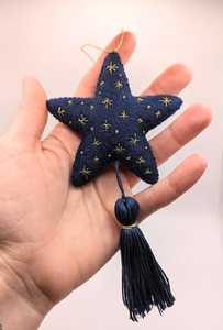 Adorno Navideño Textil en Forma de Estrella Azul con Estrellas Doradas y Borla, Decoración Artesanal - Product Image 1