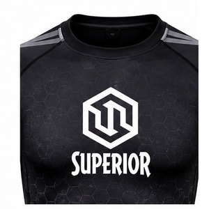 Camiseta de compresión cómoda de manga larga con tela que absorbe el sudor, que ayuda a los atletas a mantenerse concentrados y energizados. - Product Image 6