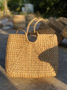 La jacinthe d'eau est utilisée pour fabriquer des objets robustes avec des conceptions authentiquement traditionnelles dans des produits de sac de jacinthe d'eau à faible coût - Product Image 2