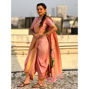 ผ้าส่าหรีเนื้อผ้าไหมนุ่มสีชมพูอ่อนแบบนาวารี ปาธานี สำหรับงานแต่งงาน  ชุดอินเดียและปากีสถาน  ลายปักดิ้นทอง  ลายจุด  พร้อมผ้าคลุมไหล่ลายนกยูง - Product Image 6