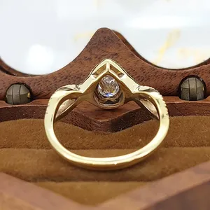 Elegante Anillo de Oro Amarillo con Diamante Corte Pera y Piedras Laterales, Anillo de Compromiso Atemporal para Mujer con Brillo Radiante y Diseño de Lujo - Product Image 4