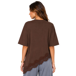 Camiseta Oversize Marrón para Mujer con Ribete de Encaje, Dobladillo Asimétrico, Manga Corta, Hombros Caídos, Bordado de Toalla y Logotipo Personalizado, Top de Algodón - Product Image 2